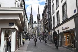 Dans Clermont Ferrand Se Cache Un Pave En Forme De Cœur Savez Vous Pourquoi Clermont Ferrand 63000