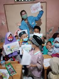 75) menyarankan agar orang tua dan guru perlu memberikan berbagai pilihan dan. Kkn Melatih Kreativitas Anak Dengan Kegiatan Mewarnai Untuk Anak Usia 3 6 Tahun Pada Tpa As Syifa Kompasiana Com