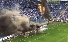 Rewanż już we wtorek 27 lipca. Legia Warszawa Mistrzem Polski Na Trybunach Dantejskie Sceny Kibole Lecha Przerwali Mecz Wideo Wmeritum Pl