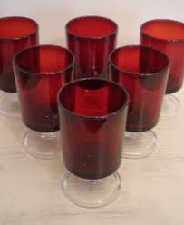 Botellas, vasos, copas todos juntos pueden servir por si solos como centro de decoración para cualquier mesa, como referencia para el emplatado de esa. Centro Mesa Decoracion Cristal Murano Vintage Anos 50 60 Inthenameofvintage