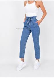 Tous les modèles les plus glamour sont sur newfashion.fr. Jean Mom Taille Haute Avec Ceinture A Nouer Outfitbook Mom Jeans Style Womens Cropped Jeans Curvy Jeans