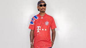 Dabei tritt der deutsche rekordmeister in einem ganz besonderen trikot an. Bayern Lasst Retro Trikot Fur Den Guten Zweck Wieder Aufleben Aktuelle Fc Bayern News Transfergeruchte Hintergrundberichte Uvm