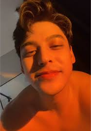 Hola: Letra de la Canción de Larkin Castor