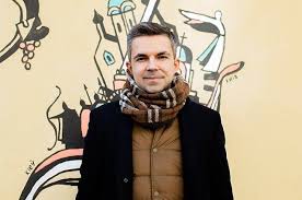 текст песни я не игрушка для тебя саша спилберг Pisatel Sasha Filipenko Snyal Mini Film O Proishodyashem V Myatezhnoj Belorussii