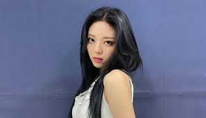 Yuna war drei jahre lang trainee bei jyp entertainment. Yuna Itzy Bio Profile Facts Life Story Gluwee