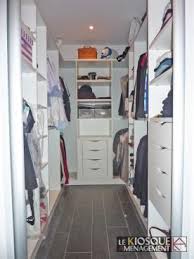 Ce qui le différencie du chant en papier, c'est que le pvc assure une meilleure résistance dans le temps aux chocs et est plus esthétique. Dressing En Panneaux Melamine Blanc Pres De Lille Le Kiosque Amenagement Panneau Melamine Amenagement Dressing