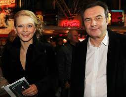 Он — старше неё на 33 года, с многолетним браком за плечами, будто оправдывая свою фамилию, стал для неё наставником и. Yuliya Peresild Dala Docheryam Svoyu Familiyu