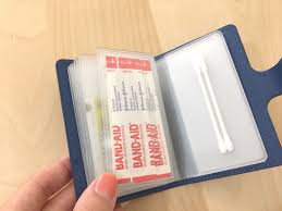 ダイソー カードホルダー がミニ救急箱に変身 便利な活用方法がsnsで話題に 収納 アイデア 救急箱 収納 便利グッズ