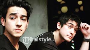 Pelakon filem munafik, sabrina ali merupakan kakaknya (ibu lain). Nggak Nyangka 5 Artis Ini Ternyata Kakak Adik Mirip Nggak Tribunstyle Com