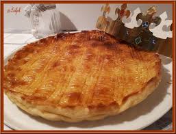 Voici Une Galette Qui Change De La Galette Traditionnelle C Est Une Specialite De Besancon Elle A Un Galette Des Rois Franc Comtoise Galette Des Rois Galette