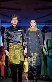 Rumah betang, rumah baluk, rumah melayu, rumah istana kesultanan pontianak pakaian adat : Pertama Di Indonesia Telok Belanga Tampil Dengan Balutan Millennials Kumparan Com