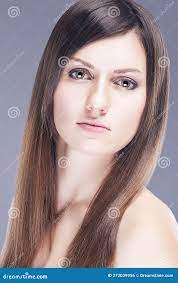 面带微笑、皮肤干净的白人女性的美人肖像，看上去正对着灰色的姿势库存照片- 图片包括有表面, 一个: 272039956