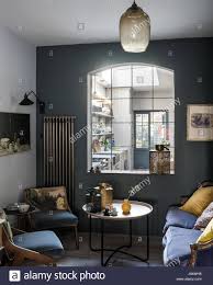 Gemutliches Wohnzimmer Mit Plusch Samtkissen Und Fenster Durch Zur Kuche Der Glasschirm Decke Aus Rockett St George Und Der Marokkanischen Tischleuchte Stockfotografie Alamy