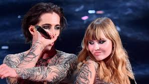 Victoria de angelis è la bassista glamour e grintosa dei maneskin. Damiano Dei Maneskin Ex Girlfriend Lucrezia And The Relationship With Victoria