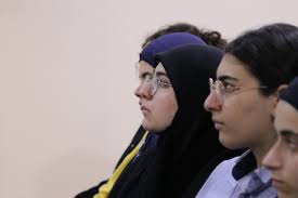 من الوعي واللاوعي والعلاقة بينهما إلى التحليل النفسي فالفن السريالي، رحلة  ساحرة قام بها الدكتور عبدالحليم حمود لطلاب الصف الثاني عشر في ثانوية السفير  في محاضرة تحت عنوان "السريالية والتحليل النفسي". النشاط