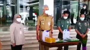Ganjar pranowo berikan acungan jempol kepada ivan gunawan yang tidak tega untuk menjual masker ditengah pandemi virus corona. Ganjar Pranowo Serukan Gerakan 35 Juta Masker Untuk Jawa Tengah Semarang Terkini