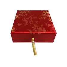 Send personalized new year gifts to friends and loved ones and strengthen the bond of love. Chinese New Year Premium Gift Box For Nian Gao
