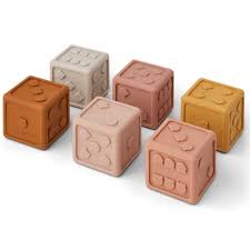 En terning består af 6 sideflader, som alle er firkantet. Liewood Gloria Terning 6 Pack Rose Multi Mix