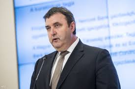 Palkovics lászló azt mondta, hogy nemcsak hitellel, hanem vissza nem térítendő támogatással is szeretnék ösztönözni a megújuló energiaforrások használatát. Index Tech Tudomany Palkovics Meg A Nyari Szunet Elott Bedaraltatna Az Mta T A Torvenyhozassal
