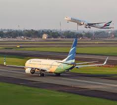 Sulistiawan Di Instagram Boeing For Garuda Indonesia Rushed To The Gate Of Terminal 3 And Emirates Went Up To The Sunset Lights Imme Boeing Emirates Sunset