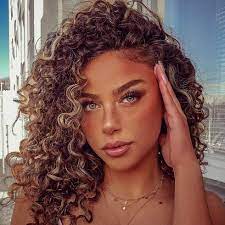 31 Easy Hairstyles For Medium Curly Dyed Hair Highlights Medium Curly Haircuts Curly Hair Styles Naturally Highlights Curly Hair
