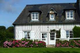 Pour mémoire, les colombages étaient souvent peints ou teints en mais il faut aussi prendre en compte la fonction de la pièce et l'effet que peuvent avoir les couleurs sur. 15 Idees De Colombage Peint Colombage Facade Maison Maisons Exterieures
