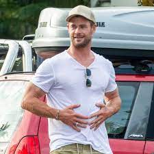 Ver más ideas sobre hemsworth, chris hemsworth, chris hemsworth thor. Chris Hemsworth Shows Off His Massive Muscles In New Vacation Photos E Online Deutschland