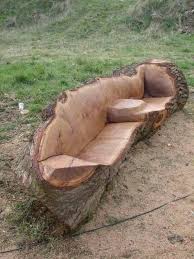 Ein sehr rustikale dekorationsmöglichkeit in ihrem garten und damit ein ganz besonderer die kosten einer holzbank sind abhängig von dem verwendeten holz, dessen qualität und der. Originelle Rustikale Holzbank Aus Holzstamm Selber Bauen Rustikale Gartenmobel Holzbank Rustikal Baumstamm Garten