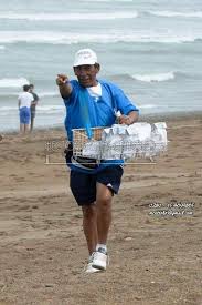 Gracias Julian Piñero:Centenario Escuela Nº 4 ex Escuela Nº 1 Foto 1) Club  de Periodista, el Director de Prensa Héctor Perez Morando entrega de un  cuadro del preculsur de la prensa nacional