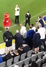 Home of leeds united fc on reddit. Watch Man Utd Mascot Fred The Red Get Pelted With Drinks And Abused By Leeds Thugs