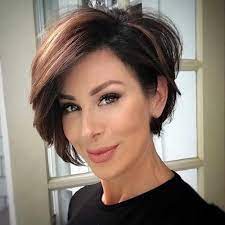 Flattering Layered Short Haircuts For Thick Hair Frisuren Haircut For Thick Hair Short Hair With Layers Hair Styles