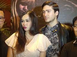 Marie antoinette riana graharani or famously known as the sacred raina is an indonesian magician and illusionist known for her ghostly appearance and tricks during her shows. Berita Marie Antoinette Riana Graharani Terbaru Hari Ini Grid Id