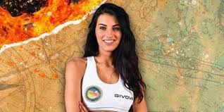 In questi giorni invece, è stato confermato massimiliano rosolino. Isola Dei Famosi 2021 Carolina Stramare Si Ritira Il Motivo
