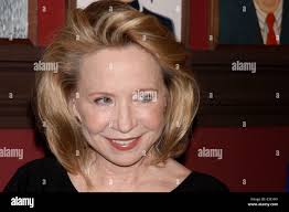 Foto chiamata per il prossimo gioco diventando il dottor Ruth, tenutosi a  sardi del ristorante. Dotato di: Dr. Ruth K. Westheimer,Debra Jo Rupp Foto  stock