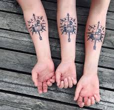 Kompass Tattoo Bedeutung Der Motive Bilder Und Coole Designs Schwestern Tattoo Tattoos Familie Schwester Tattoos