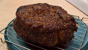 The high temperature creates a crust quickly, sealing the juices in. Grilled Medium Rare Beef Rib Roast With Alton Brown S Yorkshire Pudding Grilling
