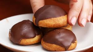 Cream Puffs Are So Delicious So How About Making These Chocolate Strawberry Cream Puffs That Are So Easy To Make Fun Desserts Desserts Strawberry Cream Puffs