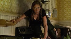 A young woman, while attempting to save her father during a category 5 hurricane, finds herself trapped in a flooding house and must fight for her life against alligators. Crawl 2019 Unsere Filmkritik