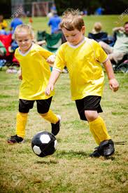 Que es un juego organizado : Los Ninos Que Juegan Al Futbol En El Juego De La Juventud Organizada Fotos Retratos Imagenes Y Fotografia De Archivo Libres De Derecho Image 13701136