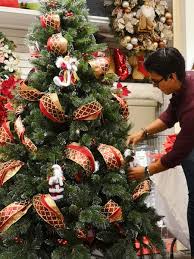 Pasos Para Decorar El Arbolito De Navidad Diseno La Revista El Universo