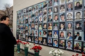 15 лет назад, 26 октября 2002 года, в 5.10 утра спецподразделения начали штурм захваченного боевиками театрального центра на дубровке, где в заложниках оказалось 916 человек. Nord Ost Spisok Pogibshih Foto