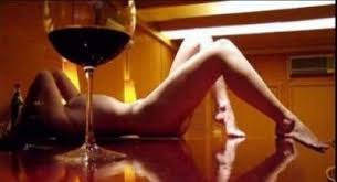 Resultado de imagen para tomando en dos copas de vino en la cama