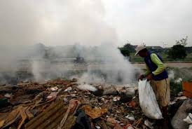 Aktiviti pembakaran secara terbuka sering dilakukan di negara ini. Mataram Kembangkan Mesin Bakar Sampah Tanpa Asap Republika Online