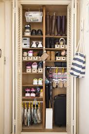 玄関収納には100均で買える突っぱり棒が最強 いつでも来客があっても大丈夫な玄関をつくるテク 収納 収納 アイデア 収納 狭い