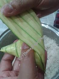 Jom kita sepakat buat ketupat palas untuk raya nanti ataupun untuk kenduri kendara lain. Cara Paling Mudah Masak Balut Ketupat Palas Untuk Beginner