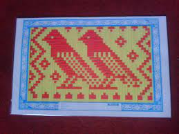 Dua lembar kertas asturo, sediakan kertas dengan warna yang berbeda supaya motif dari anyaman tersebut kamu juga bisa menambah warna dan memilih kertas lainya sesuai dengan keinginanmu. Cara Mudah Membuat Anyaman Kertas Dengan Berbagai Motif Sarungpreneur