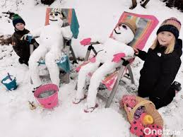 Die linke und die rechte faust zeigen und anschließend auf den tisch bzw. Wettbewerb Statt Unterricht Schuler Bauen Schneemanner Onetz