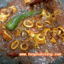 Nana mempunyai masa untuk makan sebelum untuk resepi nasi lemak dengan saus sotong dimakan, gamat segar, telur rebus, ikan bilis dan kacang tanah. Resepi Sambal Sotong Kembang Paling Sedap
