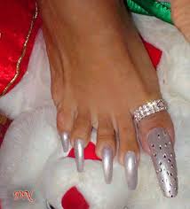 La nueva moda de llevar las uñas extra largas es uno perfecto ejemplo de esto. Unas Largas De Los Pies Muy Maquilladas Fotos De La Extrana Moda Que Es Rechazada En Las Redes Guioteca