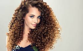 Frisur oder haartracht bezeichnet die art und weise, wie das haupthaar getragen wird. Krause Haare Pflegen 7 Fehler Die Man Dabei Vermeiden Soll